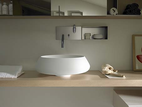 Luxury bathroom: Agape’s Bjhon in white on a wooden base