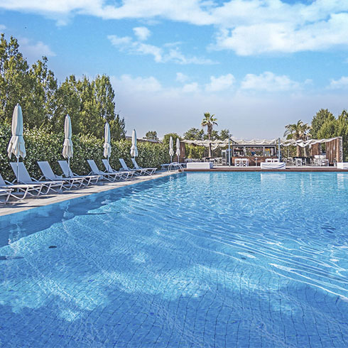Immagine della piscina del Casalunga golf resort, il design si nota anche negli ambienti esterni cur