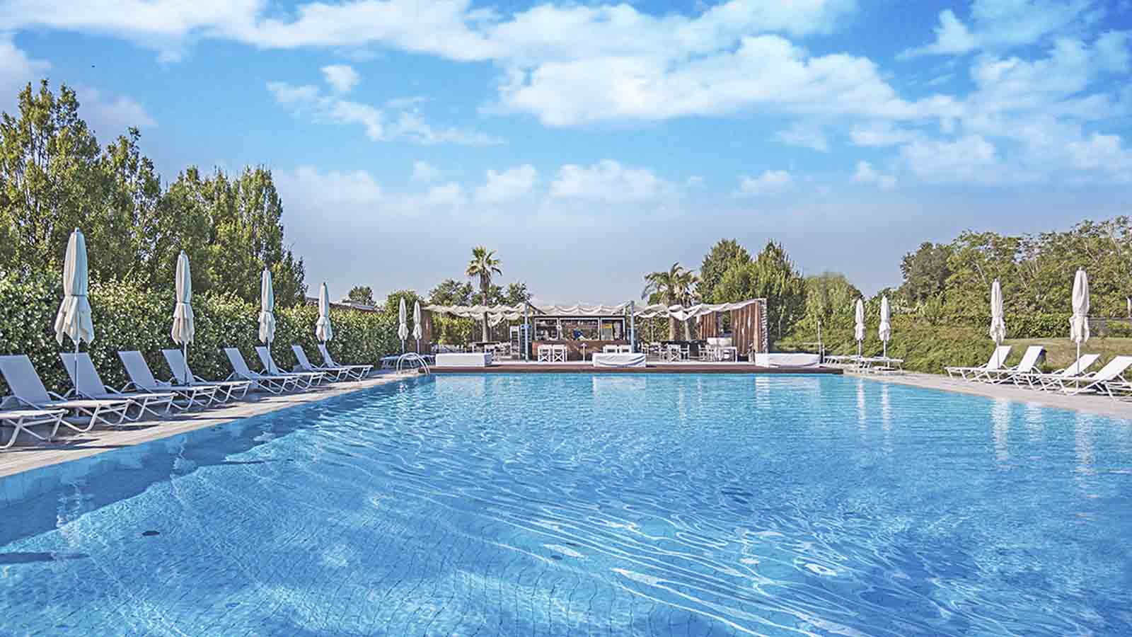 Immagine della piscina del Casalunga golf resort, il design si nota anche negli ambienti esterni cur