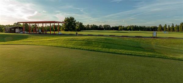 Immagine del campo da golf del Casalunga golf resort, il design si nota anche negli ambienti esterni