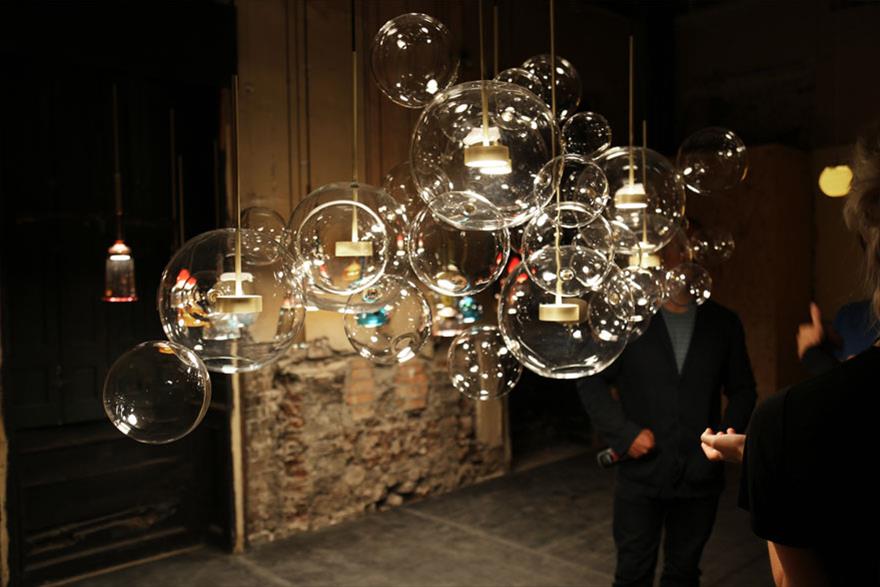 immagine della lampada Bolle di Giopato & Coombes in esposizione a una mostra