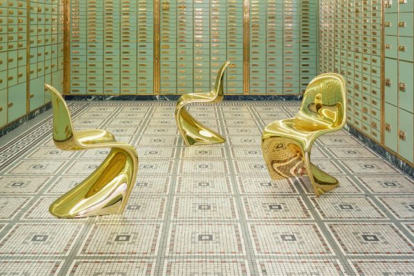 9950865_Panton Chair Classic Gold_v_fullbleed_1440x